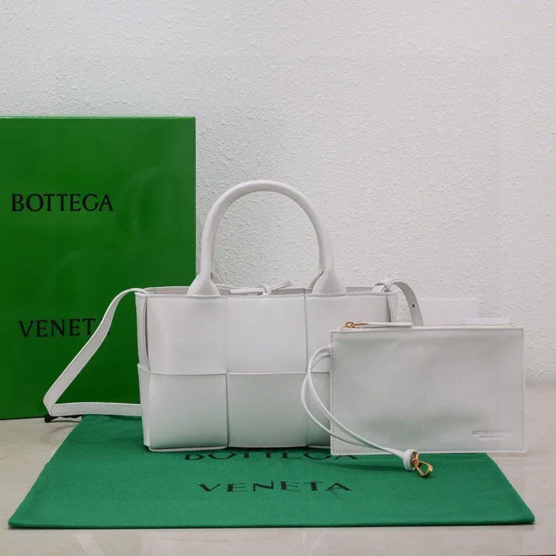 Batch 1460 🔥🔥🔥BV mini tote bag🟡🟡🟡Arco tote finally has a mini version this season. I love this size💯I have always been fond of tote bags because it has no complicated design, is simple and neat, and is easy to match with daily clothes🍒🍒Key point key point! It is equipped with a detachable shoulder strap, suitable for commuting and casual wear for any occasion👏👏Model number: 9894#, size: 25x16x8cm.